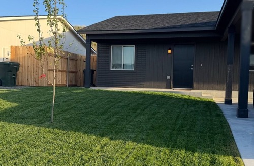 Umatilla House | Charming 2-bedroom near the Columbia River, Full Kitchen, Fast WIFI, Fenced yard