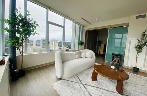 Wilburton Apartment | Charming 2-bedroom + office penthouse with Mt Rainier views in Bellevue downtown