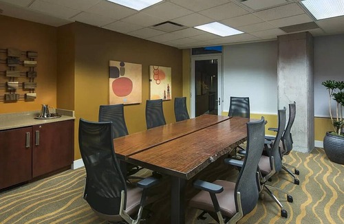 Wilburton Apartment | Charming 2-bedroom + office penthouse with Mt Rainier views in Bellevue downtown