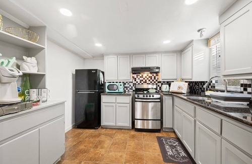 Sharpstown Apartment | Charming 2-Bedroom Retreat in Southwest Houston