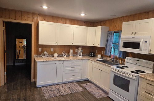 Marengo House | Charming 2-bedroom Rustic House with WiFi, AC and a View in Welcoming Ashland