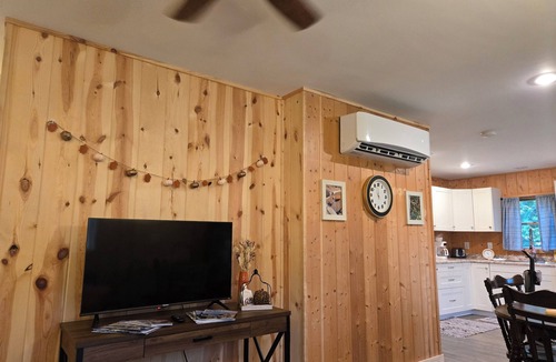 Marengo House | Charming 2-bedroom Rustic House with WiFi, AC and a View in Welcoming Ashland