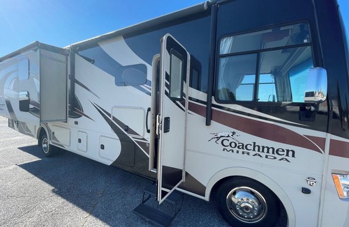 Brunswick House | Charming 2-bedroom RV with AC, fitness room, WiFi in Brunswick