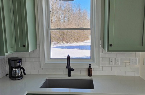 Kilbourne Other | Charming 2-bedroom secluded house in Sunbury with WiFi, AC 7 acres