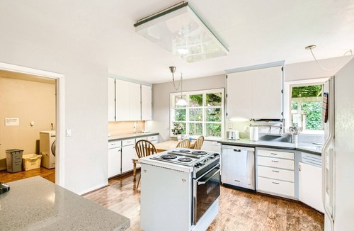 North Gresham House | Charming 2-bedroom single level house close to PDX, Edgefield and Mt Hood