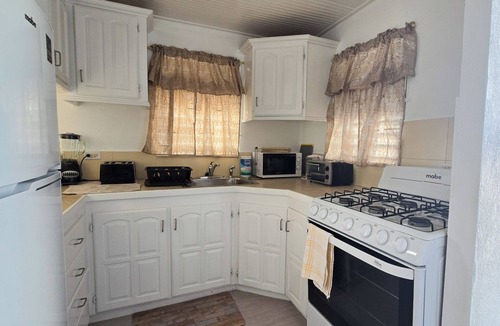 Welches Cottage | Charming 2-bedroom Sunshine Cottage on south coast with WiFi, AC