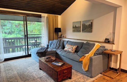 Mount Lebanon House | Charming 2-bedroom townhome in popular Pittsburgh suburb, 20 minutes to downtown