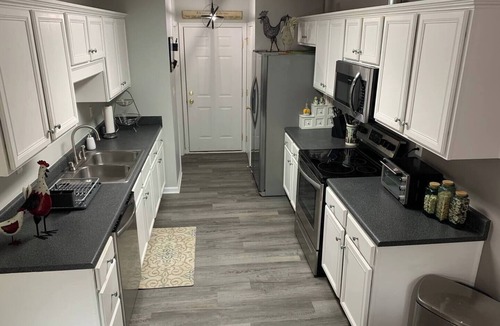 Radcliff House | Charming 2-bedroom townhome with High Speed wifi and smart TV’s in Radcliff