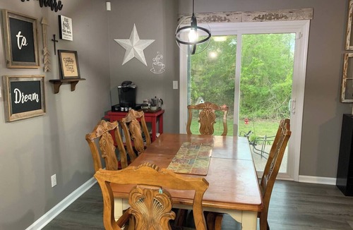 Radcliff House | Charming 2-bedroom townhome with High Speed wifi and smart TV’s in Radcliff