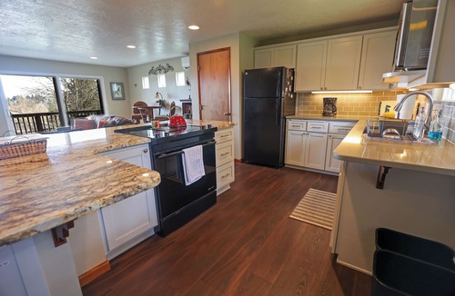 Western House | Charming 2-bedroom townhome with AC in Eugene