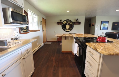 Western House | Charming 2-bedroom townhome with AC in Eugene