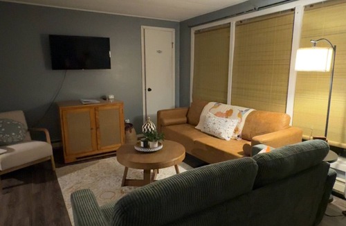 Eldorado House | Charming 2-bedroom townhome with AC, WiFi in wonderful Elgin