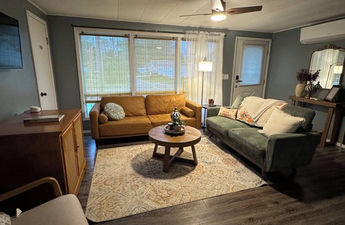 Eldorado House | Charming 2-bedroom townhome with AC, WiFi in wonderful Elgin