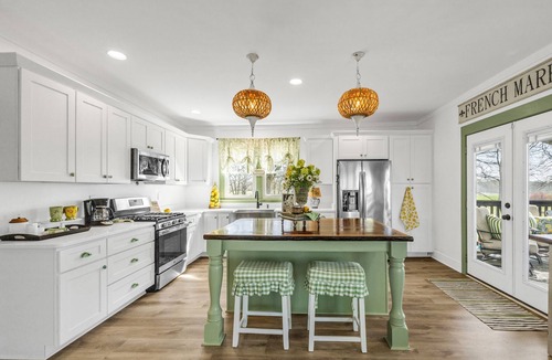 Barnesville Other | Charming 2-bedroom farmhouse in wonderful Barnesville with WiFi, AC