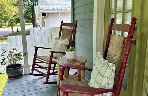 Old Town Cottage | Charming 2-bedroom cottage in fabulous Bay St. Louis with AC