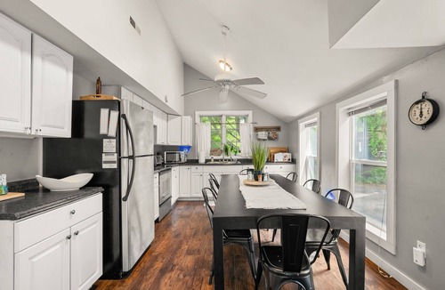 Kingston House | Charming 2-bedroom farmhouse with WiFi and AC in fabulous Bloomington
