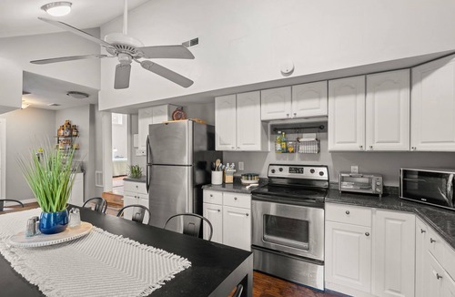 Kingston House | Charming 2-bedroom farmhouse with WiFi and AC in fabulous Bloomington