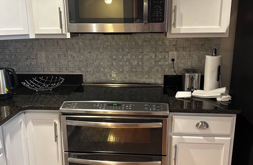 Hedgesville House | Charming 2-bedroom house in lovely Hedgesville with AC, fitness room