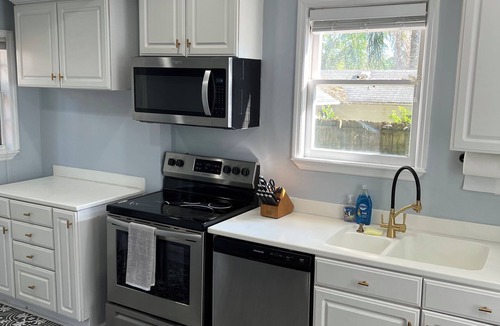 Lakeshore South House | Charming 2-bedroom house 2 Porches, WiFi, AC & Firepit in Historic Neighborhood