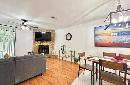 Southside House | Charming 2-bedroom townhome with AC, WiFi in lovely Jacksonville
