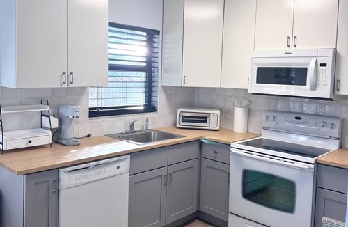 Jensen Beach Cottage | Charming 2 bedroom 2 bath cottage in peaceful Jensen Beach