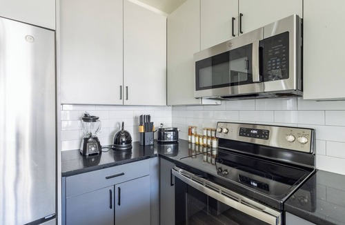 Communipaw Condo | Charming 2-bedroom condo with AC, fitness room in wonderful Jersey City