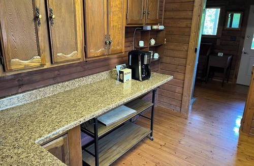 Antes Fort Cabin | Charming 2-bedroom cabin in lovely Jersey Shore with AC