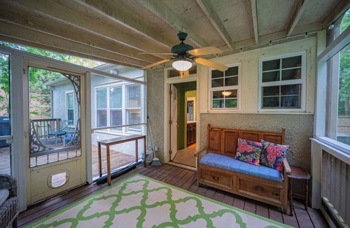 Murfreesboro House | Charming 2-bedroom house in lovely Downtown Murfreesboro Cottage with WiFi, AC