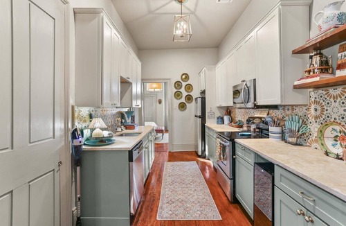 West Riverside Condo | Charming 2-bedroom Executive Stay Apartment on Parade Route Uptown New Orleans