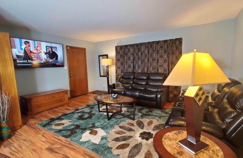 Palos Hills Apartment | Charming 2-Bedroom Apt. King Bed, Desk, Fast WiFi, A/C, Near Hospitals
