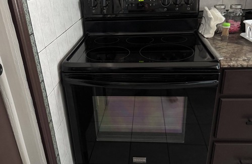 Schenectady Apartment | Charming 2-bedroom apartment in wonderful Schenectady with AC