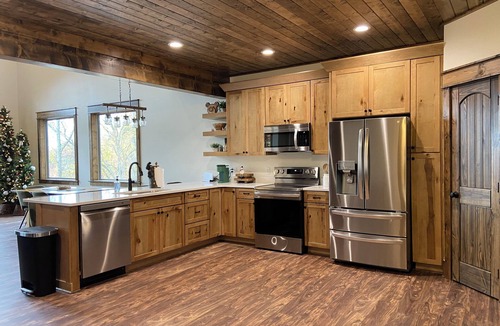Smoky Mountains Cabin | Charming 2-bedroom cabin in gorgeous Sevierville with AC, WiFi
