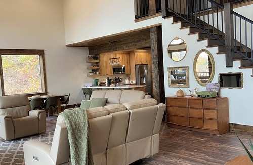 Smoky Mountains Cabin | Charming 2-bedroom cabin in gorgeous Sevierville with AC, WiFi