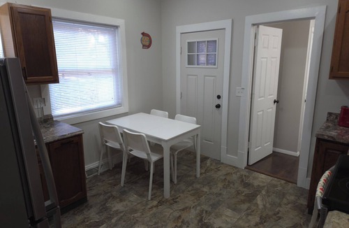 Springfield Apartment | Charming 2-bedroom apartment in Springfield with AC