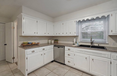 Springfield House | Charming 2 bedroom house n Springfield, MO Near Mercy Hospital, Bass Pro, & MSU