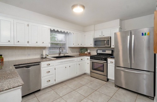Springfield House | Charming 2 bedroom house n Springfield, MO Near Mercy Hospital, Bass Pro, & MSU