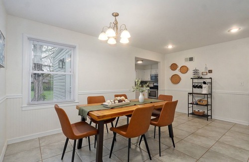 Springfield House | Charming 2 bedroom house n Springfield, MO Near Mercy Hospital, Bass Pro, & MSU
