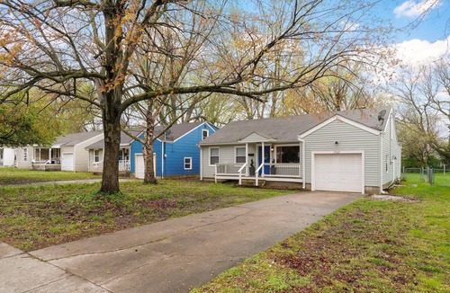Springfield House | Charming 2 bedroom house n Springfield, MO Near Mercy Hospital, Bass Pro, & MSU