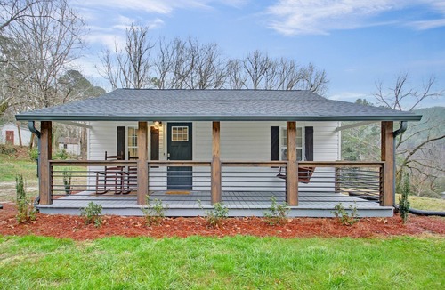 Talking Rock Cottage | Charming 2-bedroom cottage in fantastic Talking Rock with Hot Tub, Fireplace