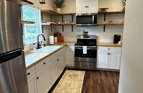 Thomasville Cottage | Charming 2-bedroom cottage built with children and pets in mind.