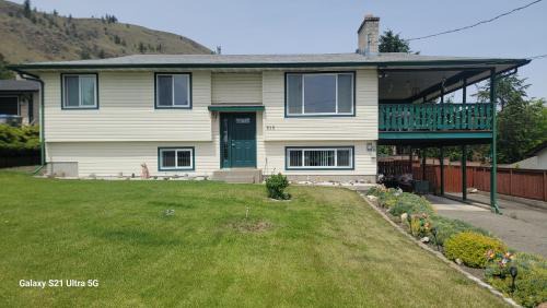 Kamloops Apartment | Charming - 2 bedrooms suite, 1 full bath & family room