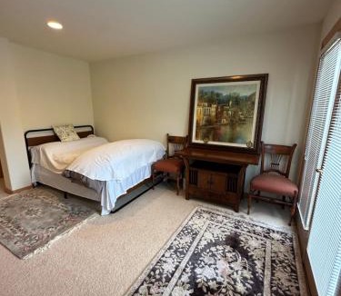 Cougar Mountain Bed & Breakfast | Charming 2 beds 1 bath room good for business and vocation
