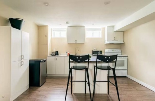 North York House | Charming 2-BR Apt | Private Entry | Self Check-in | Parking | 15min→Downtown