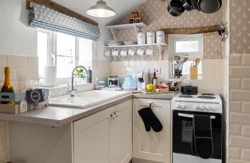 Stonehouse House | Charming 2-BR Cottage in Stonehouse with Courtyard Garden and Log Fire