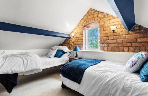 Stonehouse House | Charming 2-BR Cottage in Stonehouse with Courtyard Garden and Log Fire