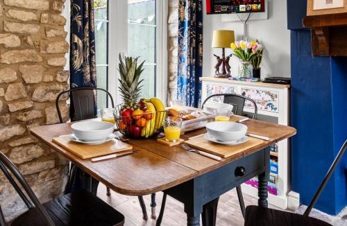 Stonehouse House | Charming 2-BR Cottage in Stonehouse with Courtyard Garden and Log Fire