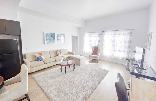 Little Tokyo House | Charming 2-BR Penthouse in marvelous Los Angeles with WiFi, AC, fitness room