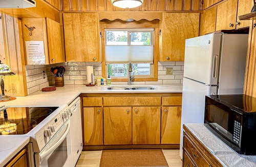 Oregon Water Wonderland Cabin | Charming 2-story chalet with deck, wood stove, Deschutes River access