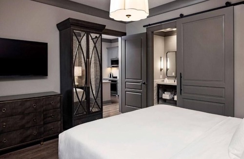 Ansonborough Hotel | Charming 2 Suites Near Liberty Square – Central & Peaceful Stay