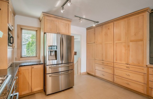 Plymouth Cottage | Charming 2B/1BA with Medicine Lake views, lake access, Coffee Bar & fast WiFi